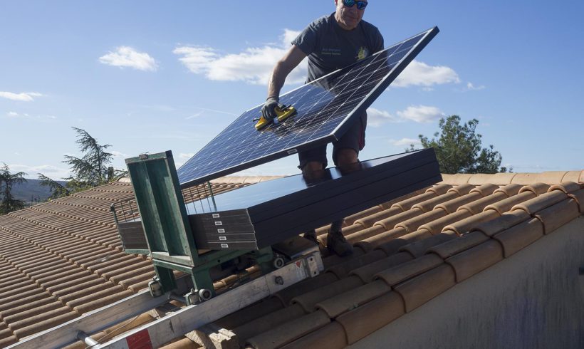 Installation des panneaux photovoltaïques sur l’école de Sanilhac Installation des panneaux photovoltaïques sur l’école de Sanilhac