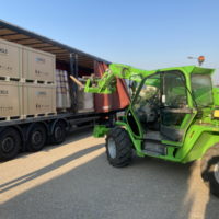 Théziers : déchargement du matériel